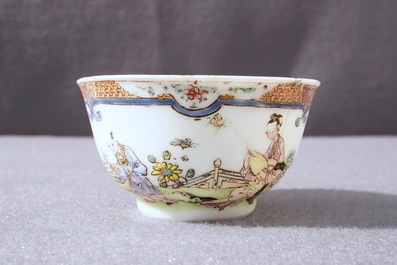 Une tasse et soucoupe en porcelaine de Chine famille rose &agrave; d&eacute;cor d'une musicienne, Yongzheng